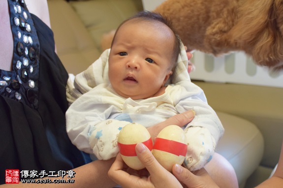 剃胎毛、滿月剃頭、嬰兒剃頭、嬰兒理髮、嬰兒剃髮、嬰兒剃胎毛、嬰兒滿月剃頭、寶寶剃頭、剃胎毛儀式、剃胎毛吉祥話、滿月剃頭儀式、滿月剃頭吉祥話、寶寶剃胎毛、寶寶滿月剃頭理髮、 新北市中和地區剃胎毛、新北市中和地區滿月剃頭、新北市中和地區嬰兒剃頭剃胎毛、新北市中和地區嬰兒理髮、新北市嬰兒剃髮、俞寶寶(新北中和區到府嬰兒寶寶滿月剃頭理髮、免費到府嬰兒剃胎毛儀式吉祥話)。到府剃頭剃胎毛主持、專業拍照、DVD光碟、證書。★購買「臍帶章、肚臍章、胎毛筆刷印章」贈送：剃頭、收涎、抓周，三選一。2017.09.26照片4