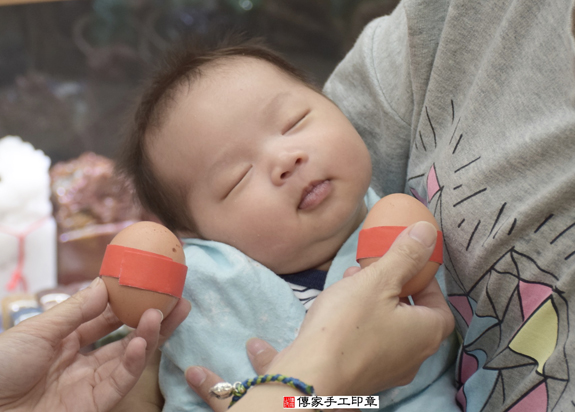 黃寶寶(新北永和區嬰兒寶寶滿月剃頭理髮、免費嬰兒剃胎毛儀式吉祥話)。中國風會場，爸媽寶貝免費穿「日中韓」古裝禮服。專業拍照、DVD光碟、證書。★購買「臍帶章、肚臍章、胎毛筆刷印章」贈送：剃頭、收涎、抓周，三選一。 2015.12.02 照片2