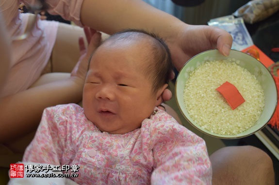 剃胎毛、滿月剃頭、嬰兒剃頭、嬰兒理髮、嬰兒剃髮、嬰兒剃胎毛、嬰兒滿月剃頭、寶寶剃頭、剃胎毛儀式、剃胎毛吉祥話、滿月剃頭儀式、滿月剃頭吉祥話、寶寶剃胎毛、寶寶滿月剃頭理髮、 新竹東區區剃胎毛、新竹東區區滿月剃頭、 新竹東區區嬰兒剃頭剃胎毛、新竹東區區嬰兒理髮、新竹東區區嬰兒剃髮、吳寶寶(新竹東區區到府嬰兒寶寶滿月剃頭理髮、免費到府嬰兒剃胎毛儀式吉祥話)。到府剃頭剃胎毛主持、專業拍照、DVD光碟、證書。★購買「臍帶章、肚臍章、胎毛筆刷印章」贈送：剃頭、收涎、抓周，三選一。2016.07.02  照片6