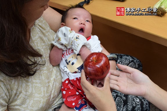 剃胎毛、滿月剃頭、嬰兒剃頭、嬰兒理髮、嬰兒剃髮、嬰兒剃胎毛、嬰兒滿月剃頭、寶寶剃頭、剃胎毛儀式、剃胎毛吉祥話、滿月剃頭儀式、滿月剃頭吉祥話、寶寶剃胎毛、寶寶滿月剃頭理髮、台中北區剃胎毛、台中北區滿月剃頭、台中北區嬰兒剃頭剃胎毛、台中北區嬰兒理髮、台中北區嬰兒剃髮、林寶寶(台中北區嬰兒寶寶滿月剃頭理髮、免費嬰兒剃胎毛儀式吉祥話)。中國風會場，爸媽寶貝免費穿「日中韓」古裝禮服。專業拍照、DVD光碟、證書。★購買「臍帶章、肚臍章、胎毛筆刷印章」贈送：剃頭、收涎、抓周，三選一。2016.07.25  照片8