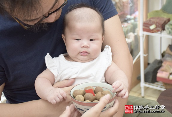 剃胎毛、滿月剃頭、嬰兒剃頭、嬰兒理髮、嬰兒剃髮、嬰兒剃胎毛、嬰兒滿月剃頭、寶寶剃頭、剃胎毛儀式、剃胎毛吉祥話、滿月剃頭儀式、滿月剃頭吉祥話、寶寶剃胎毛、寶寶滿月剃頭理髮、新北永和區剃胎毛、新北永和區滿月剃頭、新北永和區嬰兒剃頭剃胎毛、新北永和區嬰兒理髮、新北永和區嬰兒剃髮、潘寶寶(新北永和區嬰兒寶寶滿月剃頭理髮、免費嬰兒剃胎毛儀式吉祥話)。中國風會場，爸媽寶貝免費穿「日中韓」古裝禮服。專業拍照、DVD光碟、證書。★購買「臍帶章、肚臍章、胎毛筆刷印章」贈送：剃頭、收涎、抓周，三選一。2016.08.20  照片6