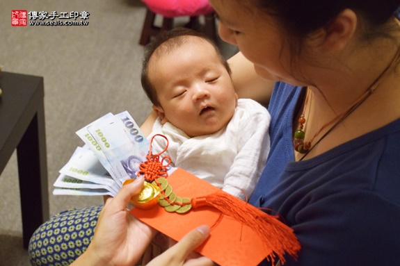 剃胎毛、滿月剃頭、嬰兒剃頭、嬰兒理髮、嬰兒剃髮、嬰兒剃胎毛、嬰兒滿月剃頭、寶寶剃頭、剃胎毛儀式、剃胎毛吉祥話、滿月剃頭儀式、滿月剃頭吉祥話、寶寶剃胎毛、寶寶滿月剃頭理髮、 台中中區剃胎毛、台中中區滿月剃頭、 台中中區嬰兒剃頭剃胎毛、台中中區嬰兒理髮、台中中區嬰兒剃髮、小屁妞(台中中區到府嬰兒寶寶滿月剃頭理髮、免費到府嬰兒剃胎毛儀式吉祥話)。到府剃頭剃胎毛主持、專業拍照、DVD光碟、證書。★購買「臍帶章、肚臍章、胎毛筆刷印章」贈送：剃頭、收涎、抓周，三選一。2016.08.27  照片9