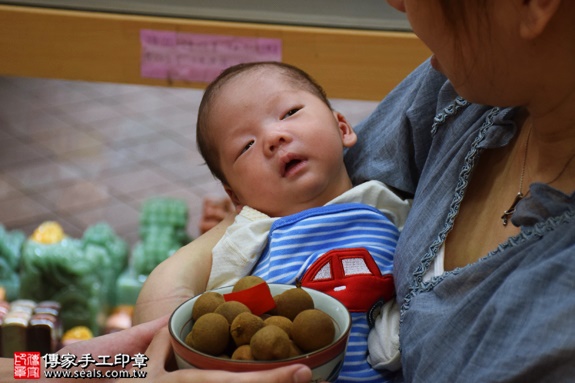 剃胎毛、滿月剃頭、嬰兒剃頭、嬰兒理髮、嬰兒剃髮、嬰兒剃胎毛、嬰兒滿月剃頭、寶寶剃頭、剃胎毛儀式、剃胎毛吉祥話、滿月剃頭儀式、滿月剃頭吉祥話、寶寶剃胎毛、寶寶滿月剃頭理髮、新北新莊區剃胎毛、新北新莊區滿月剃頭、新北新莊區嬰兒剃頭剃胎毛、新北新莊區嬰兒理髮、新北新莊區嬰兒剃髮、萬寶寶(新北新莊區嬰兒寶寶滿月剃頭理髮、免費嬰兒剃胎毛儀式吉祥話)。中國風會場，爸媽寶貝免費穿「日中韓」古裝禮服。專業拍照、DVD光碟、證書。★購買「臍帶章、肚臍章、胎毛筆刷印章」贈送：剃頭、收涎、抓周，三選一。2016.09.26 照片7