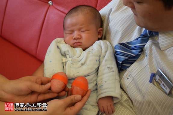 剃胎毛、滿月剃頭、嬰兒剃頭、嬰兒理髮、嬰兒剃髮、嬰兒剃胎毛、嬰兒滿月剃頭、寶寶剃頭、剃胎毛儀式、剃胎毛吉祥話、滿月剃頭儀式、滿月剃頭吉祥話、寶寶剃胎毛、寶寶滿月剃頭理髮、 桃園中壢區剃胎毛、桃園中壢區滿月剃頭、 桃園中壢區嬰兒剃頭剃胎毛、桃園中壢區嬰兒理髮、桃園中壢區嬰兒剃髮、陳寶寶(桃園中壢區到府嬰兒寶寶滿月剃頭理髮、免費到府嬰兒剃胎毛儀式吉祥話)。到府剃頭剃胎毛主持、專業拍照、DVD光碟、證書。★購買「臍帶章、肚臍章、胎毛筆刷印章」贈送：剃頭、收涎、抓周，三選一。2017.01.03  照片3