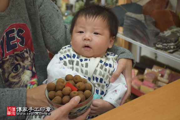 剃胎毛、滿月剃頭、嬰兒剃頭、嬰兒理髮、嬰兒剃髮、嬰兒剃胎毛、嬰兒滿月剃頭、寶寶剃頭、剃胎毛儀式、剃胎毛吉祥話、滿月剃頭儀式、滿月剃頭吉祥話、寶寶剃胎毛、寶寶滿月剃頭理髮、新北永和區剃胎毛、新北永和區滿月剃頭、新北永和區嬰兒剃頭剃胎毛、新北永和區嬰兒理髮、新北永和區嬰兒剃髮、陳寶寶(新北永和區嬰兒寶寶滿月剃頭理髮、免費嬰兒剃胎毛儀式吉祥話)。中國風會場，爸媽寶貝免費穿「日中韓」古裝禮服。專業拍照、DVD光碟、證書。★購買「臍帶章、肚臍章、胎毛筆刷印章」贈送：剃頭、收涎、抓周，三選一。2017.02.15 照片7