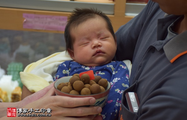 剃胎毛、滿月剃頭、嬰兒剃頭、嬰兒理髮、嬰兒剃髮、嬰兒剃胎毛、嬰兒滿月剃頭、寶寶剃頭、剃胎毛儀式、剃胎毛吉祥話、滿月剃頭儀式、滿月剃頭吉祥話、寶寶剃胎毛、寶寶滿月剃頭理髮、新北永和區剃胎毛、新北永和區滿月剃頭、新北永和區嬰兒剃頭剃胎毛、新北永和區嬰兒理髮、新北永和區嬰兒剃髮、王寶寶(新北永和區嬰兒寶寶滿月剃頭理髮、免費嬰兒剃胎毛儀式吉祥話)。中國風會場，爸媽寶貝免費穿「日中韓」古裝禮服。專業拍照、DVD光碟、證書。★購買「臍帶章、肚臍章、胎毛筆刷印章」贈送：剃頭、收涎、抓周，三選一。2017.04.24 照片7