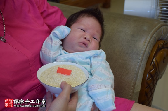 剃胎毛、滿月剃頭、嬰兒剃頭、嬰兒理髮、嬰兒剃髮、嬰兒剃胎毛、嬰兒滿月剃頭、寶寶剃頭、剃胎毛儀式、剃胎毛吉祥話、滿月剃頭儀式、滿月剃頭吉祥話、寶寶剃胎毛、寶寶滿月剃頭理髮、 新北淡水區剃胎毛、新北淡水區滿月剃頭、 新北淡水區嬰兒剃頭剃胎毛、新北淡水區嬰兒理髮、新北淡水區嬰兒剃髮、黃寶寶(新北淡水區到府嬰兒寶寶滿月剃頭理髮、免費到府嬰兒剃胎毛儀式吉祥話)。到府剃頭剃胎毛主持、專業拍照、DVD光碟、證書。★購買「臍帶章、肚臍章、胎毛筆刷印章」贈送：剃頭、收涎、抓周，三選一。2017.06.07  照片6