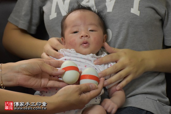 剃胎毛、滿月剃頭、嬰兒剃頭、嬰兒理髮、嬰兒剃髮、嬰兒剃胎毛、嬰兒滿月剃頭、寶寶剃頭、剃胎毛儀式、剃胎毛吉祥話、滿月剃頭儀式、滿月剃頭吉祥話、寶寶剃胎毛、寶寶滿月剃頭理髮、 新北市板橋地區剃胎毛、新北市板橋地區滿月剃頭、新北市板橋地區嬰兒剃頭剃胎毛、新北市板橋地區嬰兒理髮、新北市嬰兒剃髮、 蔡寶寶(新北板橋區到府嬰兒寶寶滿月剃頭理髮、免費到府嬰兒剃胎毛儀式吉祥話)。到府剃頭剃胎毛主持、專業拍照、DVD光碟、證書。★購買「臍帶章、肚臍章、胎毛筆刷印章」贈送：剃頭、收涎、抓周，三選一。2017.08.16照片4