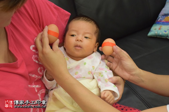 剃胎毛、滿月剃頭、嬰兒剃頭、嬰兒理髮、嬰兒剃髮、嬰兒剃胎毛、嬰兒滿月剃頭、寶寶剃頭、剃胎毛儀式、剃胎毛吉祥話、滿月剃頭儀式、滿月剃頭吉祥話、寶寶剃胎毛、寶寶滿月剃頭理髮、 新北市蘆洲地區剃胎毛、新北市蘆洲地區滿月剃頭、新北市蘆洲地區嬰兒剃頭剃胎毛、新北市蘆洲地區嬰兒理髮、新北市嬰兒剃髮、陳寶寶(新北蘆洲區到府嬰兒寶寶滿月剃頭理髮、免費到府嬰兒剃胎毛儀式吉祥話)。到府剃頭剃胎毛主持、專業拍照、DVD光碟、證書。★購買「臍帶章、肚臍章、胎毛筆刷印章」贈送：剃頭、收涎、抓周，三選一。2017.09.03照片3