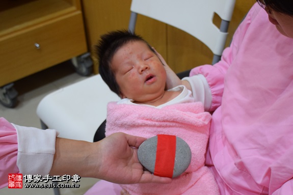剃胎毛、滿月剃頭、嬰兒剃頭、嬰兒理髮、嬰兒剃髮、嬰兒剃胎毛、嬰兒滿月剃頭、寶寶剃頭、剃胎毛儀式、剃胎毛吉祥話、滿月剃頭儀式、滿月剃頭吉祥話、寶寶剃胎毛、寶寶滿月剃頭理髮、 新北市中和地區剃胎毛、新北市中和地區滿月剃頭、新北市中和地區嬰兒剃頭剃胎毛、新北市中和地區嬰兒理髮、新北市嬰兒剃髮、潘寶寶(新北中和區府嬰兒寶寶滿月剃頭理髮、免費到府嬰兒剃胎毛儀式吉祥話)。到府剃頭剃胎毛主持、專業拍照、DVD光碟、證書。★購買「臍帶章、肚臍章、胎毛筆刷印章」贈送：剃頭、收涎、抓周，三選一。2017.09.12照片5