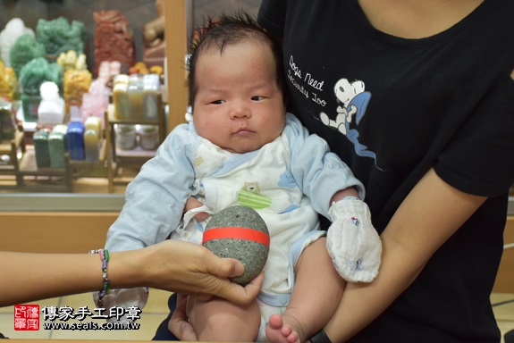 剃胎毛、滿月剃頭、嬰兒剃頭、嬰兒理髮、嬰兒剃髮、嬰兒剃胎毛、嬰兒滿月剃頭、寶寶剃頭、剃胎毛儀式、剃胎毛吉祥話、滿月剃頭儀式、滿月剃頭吉祥話、寶寶剃胎毛、寶寶滿月剃頭理髮、 新北市永和地區剃胎毛、新北市永和地區滿月剃頭、新北市永和地區嬰兒剃頭剃胎毛、新北市永和地區嬰兒理髮、新北市嬰兒剃髮、曹寶寶(新北永和區嬰兒寶寶滿月剃頭理髮、免費嬰兒剃胎毛儀式吉祥話)。中國風會場，爸媽寶貝免費穿「日中韓」古裝禮服。專業拍照、DVD光碟、證書。★購買「臍帶章、肚臍章、胎毛筆刷印章」贈送：剃頭、收涎、抓周，三選一。2017.10.04照片5