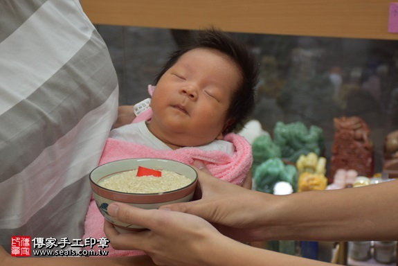 剃胎毛、滿月剃頭、嬰兒剃頭、嬰兒理髮、嬰兒剃髮、嬰兒剃胎毛、嬰兒滿月剃頭、寶寶剃頭、剃胎毛儀式、剃胎毛吉祥話、滿月剃頭儀式、滿月剃頭吉祥話、寶寶剃胎毛、寶寶滿月剃頭理髮、 新北市永和區剃胎毛、新北市永和區滿月剃頭、新北市永和區嬰兒剃頭剃胎毛、新北市永和區嬰兒理髮、新北市嬰兒剃髮、廖寶寶(新北永和區嬰兒寶寶滿月剃頭理髮、免費嬰兒剃胎毛儀式吉祥話)。中國風會場，爸媽寶貝免費穿「日中韓」古裝禮服。專業拍照、DVD光碟、證書。★購買「臍帶章、肚臍章、胎毛筆刷印章」贈送：剃頭、收涎、抓周，三選一。2017.10.15照片6