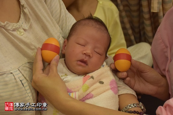 剃胎毛、滿月剃頭、嬰兒剃頭、嬰兒理髮、嬰兒剃髮、嬰兒剃胎毛、嬰兒滿月剃頭、寶寶剃頭、剃胎毛儀式、剃胎毛吉祥話、滿月剃頭儀式、滿月剃頭吉祥話、寶寶剃胎毛、寶寶滿月剃頭理髮、 新北市板橋地區剃胎毛、新北市板橋地區滿月剃頭、新北市板橋地區嬰兒剃頭剃胎毛、新北市板橋地區嬰兒理髮、新北市嬰兒剃髮、連寶寶(新北板橋區到府嬰兒寶寶滿月剃頭理髮、免費到府嬰兒剃胎毛儀式吉祥話)。到府剃頭剃胎毛主持、專業拍照、DVD光碟、證書。★購買「臍帶章、肚臍章、胎毛筆刷印章」贈送：剃頭、收涎、抓周，三選一。2017.11.21照片3