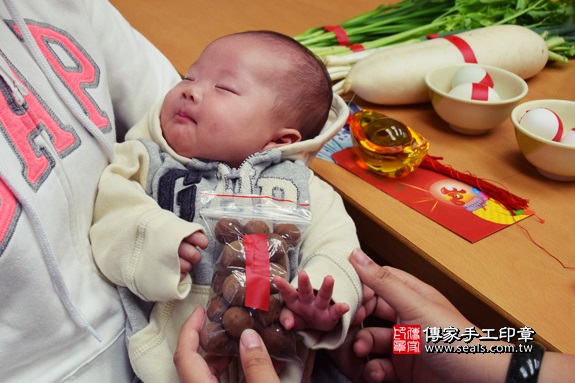 剃胎毛、滿月剃頭、嬰兒剃頭、嬰兒理髮、嬰兒剃髮、嬰兒剃胎毛、嬰兒滿月剃頭、寶寶剃頭、剃胎毛儀式、剃胎毛吉祥話、滿月剃頭儀式、滿月剃頭吉祥話、寶寶剃胎毛、寶寶滿月剃頭理髮、 台中市北區地區剃胎毛、台中市北區地區滿月剃頭、台中市北區地區嬰兒剃頭剃胎毛、台中市北區地區嬰兒理髮、台中市嬰兒剃髮、黃寶寶(台中市北區嬰兒寶寶滿月剃頭理髮、免費嬰兒剃胎毛儀式吉祥話)。中國風會場，爸媽寶貝免費穿「日中韓」古裝禮服。專業拍照、DVD光碟、證書。★購買「臍帶章、肚臍章、胎毛筆刷印章」贈送：剃頭、收涎、抓周，三選一。2017.11.25照片7