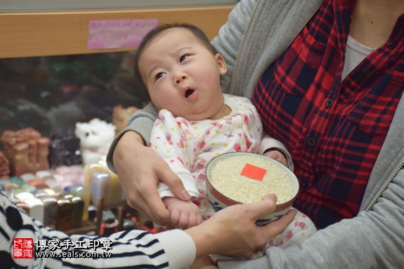 剃胎毛、滿月剃頭、嬰兒剃頭、嬰兒理髮、嬰兒剃髮、嬰兒剃胎毛、嬰兒滿月剃頭、寶寶剃頭、剃胎毛儀式、剃胎毛吉祥話、滿月剃頭儀式、滿月剃頭吉祥話、寶寶剃胎毛、寶寶滿月剃頭理髮、新北永和區剃胎毛、新北永和區滿月剃頭、新北永和區嬰兒剃頭剃胎毛、新北永和區嬰兒理髮、新北永和區嬰兒剃髮、廖寶寶(新北永和區嬰兒寶寶滿月剃頭理髮、免費嬰兒剃胎毛儀式吉祥話)。中國風會場，爸媽寶貝免費穿「日中韓」古裝禮服。專業拍照、DVD光碟、證書。★購買「臍帶章、肚臍章、胎毛筆刷印章」贈送：剃頭、收涎、抓周，三選一。2017.02.05 照片6