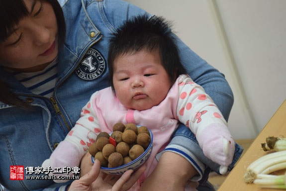 剃胎毛、滿月剃頭、嬰兒剃頭、嬰兒理髮、嬰兒剃髮、嬰兒剃胎毛、嬰兒滿月剃頭、寶寶剃頭、剃胎毛儀式、剃胎毛吉祥話、滿月剃頭儀式、滿月剃頭吉祥話、寶寶剃胎毛、寶寶滿月剃頭理髮、新竹香山區剃胎毛、新竹香山區滿月剃頭、新竹香山區嬰兒剃頭剃胎毛、新竹香山區嬰兒理髮、新竹香山區嬰兒剃髮、田寶寶(新竹香山區嬰兒寶寶滿月剃頭理髮、免費嬰兒剃胎毛儀式吉祥話)。中國風會場，爸媽寶貝免費穿「日中韓」古裝禮服。專業拍照、DVD光碟、證書。★購買「臍帶章、肚臍章、胎毛筆刷印章」贈送：剃頭、收涎、抓周，三選一。2017.02.15 照片7