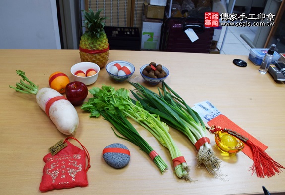 剃胎毛、滿月剃頭、嬰兒剃頭、嬰兒理髮、嬰兒剃髮、嬰兒剃胎毛、嬰兒滿月剃頭、寶寶剃頭、剃胎毛儀式、剃胎毛吉祥話、滿月剃頭儀式、滿月剃頭吉祥話、寶寶剃胎毛、寶寶滿月剃頭理髮、新竹香山區剃胎毛、新竹香山區滿月剃頭、新竹香山區嬰兒剃頭剃胎毛、新竹香山區嬰兒理髮、新竹香山區嬰兒剃髮、黃寶寶(新竹香山區嬰兒寶寶滿月剃頭理髮、免費嬰兒剃胎毛儀式吉祥話)。中國風會場，爸媽寶貝免費穿「日中韓」古裝禮服。專業拍照、DVD光碟、證書。★購買「臍帶章、肚臍章、胎毛筆刷印章」贈送：剃頭、收涎、抓周，三選一。2016.02.03 照片1