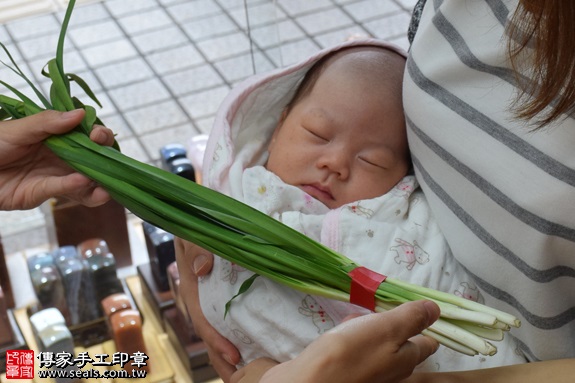 剃胎毛、滿月剃頭、嬰兒剃頭、嬰兒理髮、嬰兒剃髮、嬰兒剃胎毛、嬰兒滿月剃頭、寶寶剃頭、剃胎毛儀式、剃胎毛吉祥話、滿月剃頭儀式、滿月剃頭吉祥話、寶寶剃胎毛、寶寶滿月剃頭理髮、新竹香山區剃胎毛、新竹香山區滿月剃頭、新竹香山區嬰兒剃頭剃胎毛、新竹香山區嬰兒理髮、新竹香山區嬰兒剃髮、洪寶寶(新竹香山區嬰兒寶寶滿月剃頭理髮、免費嬰兒剃胎毛儀式吉祥話)。中國風會場，爸媽寶貝免費穿「日中韓」古裝禮服。專業拍照、DVD光碟、證書。★購買「臍帶章、肚臍章、胎毛筆刷印章」贈送：剃頭、收涎、抓周，三選一。2017.07.08 照片8