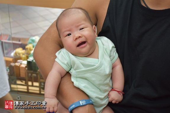 剃胎毛、滿月剃頭、嬰兒剃頭、嬰兒理髮、嬰兒剃髮、嬰兒剃胎毛、嬰兒滿月剃頭、寶寶剃頭、剃胎毛儀式、剃胎毛吉祥話、滿月剃頭儀式、滿月剃頭吉祥話、寶寶剃胎毛、寶寶滿月剃頭理髮、 新北市永和地區剃胎毛、新北市永和地區滿月剃頭、新北市永和地區嬰兒剃頭剃胎毛、新北市永和地區嬰兒理髮、新北市嬰兒剃髮、莊寶寶(新北永和區嬰兒寶寶滿月剃頭理髮、免費嬰兒剃胎毛儀式吉祥話)。中國風會場，爸媽寶貝免費穿「日中韓」古裝禮服。專業拍照、DVD光碟、證書。★購買「臍帶章、肚臍章、胎毛筆刷印章」贈送：剃頭、收涎、抓周，三選一。2017.09.06照片2