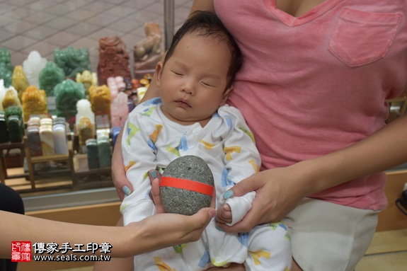 剃胎毛、滿月剃頭、嬰兒剃頭、嬰兒理髮、嬰兒剃髮、嬰兒剃胎毛、嬰兒滿月剃頭、寶寶剃頭、剃胎毛儀式、剃胎毛吉祥話、滿月剃頭儀式、滿月剃頭吉祥話、寶寶剃胎毛、寶寶滿月剃頭理髮、 新北市永和地區剃胎毛、新北市永和地區滿月剃頭、新北市永和地區嬰兒剃頭剃胎毛、新北市永和地區嬰兒理髮、新北市嬰兒剃髮、陳寶寶(新北永和區嬰兒寶寶滿月剃頭理髮、免費嬰兒剃胎毛儀式吉祥話)。中國風會場，爸媽寶貝免費穿「日中韓」古裝禮服。專業拍照、DVD光碟、證書。★購買「臍帶章、肚臍章、胎毛筆刷印章」贈送：剃頭、收涎、抓周，三選一。2017.09.06照片5