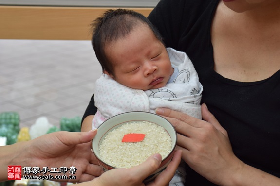 剃胎毛、滿月剃頭、嬰兒剃頭、嬰兒理髮、嬰兒剃髮、嬰兒剃胎毛、嬰兒滿月剃頭、寶寶剃頭、剃胎毛儀式、剃胎毛吉祥話、滿月剃頭儀式、滿月剃頭吉祥話、寶寶剃胎毛、寶寶滿月剃頭理髮、 新北市永和地區剃胎毛、新北市永和地區滿月剃頭、新北市永和地區嬰兒剃頭剃胎毛、新北市永和地區嬰兒理髮、新北市嬰兒剃髮、范寶寶(新北永和區嬰兒寶寶滿月剃頭理髮、免費嬰兒剃胎毛儀式吉祥話)。中國風會場，爸媽寶貝免費穿「日中韓」古裝禮服。專業拍照、DVD光碟、證書。★購買「臍帶章、肚臍章、胎毛筆刷印章」贈送：剃頭、收涎、抓周，三選一。2017.09.15照片6