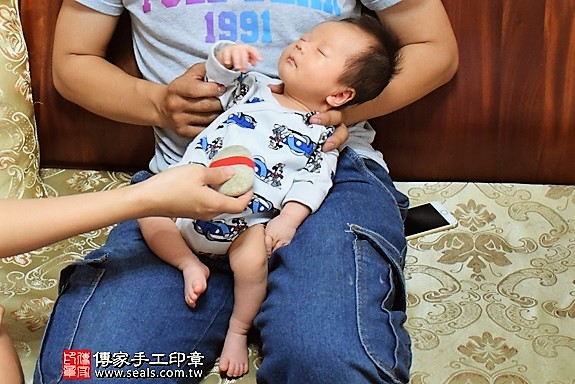 剃胎毛、滿月剃頭、嬰兒剃頭、嬰兒理髮、嬰兒剃髮、嬰兒剃胎毛、嬰兒滿月剃頭、寶寶剃頭、剃胎毛儀式、剃胎毛吉祥話、滿月剃頭儀式、滿月剃頭吉祥話、寶寶剃胎毛、寶寶滿月剃頭理髮、 高雄市仁武地區剃胎毛、高雄市仁武地區滿月剃頭、高雄市仁武地區嬰兒剃頭剃胎毛、高雄市仁武地區嬰兒理髮、高雄市嬰兒剃髮、柯寶寶(高雄仁武區府嬰兒寶寶滿月剃頭理髮、免費到府嬰兒剃胎毛儀式吉祥話)。到府剃頭剃胎毛主持、專業拍照、DVD光碟、證書。★購買「臍帶章、肚臍章、胎毛筆刷印章」贈送：剃頭、收涎、抓周，三選一。2017.09.19照片5