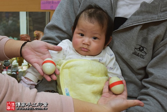 剃胎毛、滿月剃頭、嬰兒剃頭、嬰兒理髮、嬰兒剃髮、嬰兒剃胎毛、嬰兒滿月剃頭、寶寶剃頭、剃胎毛儀式、剃胎毛吉祥話、滿月剃頭儀式、滿月剃頭吉祥話、寶寶剃胎毛、寶寶滿月剃頭理髮、 新北市永和地區剃胎毛、新北市永和地區滿月剃頭、新北市永和地區嬰兒剃頭剃胎毛、新北市永和地區嬰兒理髮、新北市嬰兒剃髮、洪寶寶(新北永和區嬰兒寶寶滿月剃頭理髮、免費嬰兒剃胎毛儀式吉祥話)。中國風會場，爸媽寶貝免費穿「日中韓」古裝禮服。專業拍照、DVD光碟、證書。★購買「臍帶章、肚臍章、胎毛筆刷印章」贈送：剃頭、收涎、抓周，三選一。2017.12.12照片4