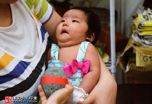 剃胎毛、滿月剃頭、嬰兒剃頭、嬰兒理髮、嬰兒剃髮、嬰兒剃胎毛、嬰兒滿月剃頭、寶寶剃頭、剃胎毛儀式、剃胎毛吉祥話、滿月剃頭儀式、滿月剃頭吉祥話、寶寶剃胎毛、寶寶滿月剃頭理髮、新北永和區剃胎毛、新北永和區滿月剃頭、新北永和區嬰兒剃頭剃胎毛、新北永和區嬰兒理髮、新北永和區嬰兒剃髮、魏寶寶(新北永和區嬰兒寶寶滿月剃頭理髮、免費嬰兒剃胎毛儀式吉祥話)。中國風會場，爸媽寶貝免費穿「日中韓」古裝禮服。專業拍照、DVD光碟、證書。★購買「臍帶章、肚臍章、胎毛筆刷印章」贈送：剃頭、收涎、抓周，三選一。2016.05.22  照片5