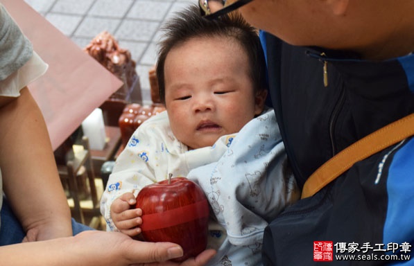 剃胎毛、滿月剃頭、嬰兒剃頭、嬰兒理髮、嬰兒剃髮、嬰兒剃胎毛、嬰兒滿月剃頭、寶寶剃頭、剃胎毛儀式、剃胎毛吉祥話、滿月剃頭儀式、滿月剃頭吉祥話、寶寶剃胎毛、寶寶滿月剃頭理髮、新竹香山區剃胎毛、新竹香山區滿月剃頭、新竹香山區嬰兒剃頭剃胎毛、新竹香山區嬰兒理髮、新竹香山區嬰兒剃髮、陳寶寶(新竹香山區嬰兒寶寶滿月剃頭理髮、免費嬰兒剃胎毛儀式吉祥話)。中國風會場，爸媽寶貝免費穿「日中韓」古裝禮服。專業拍照、DVD光碟、證書。★購買「臍帶章、肚臍章、胎毛筆刷印章」贈送：剃頭、收涎、抓周，三選一。2016.11.05 照片8