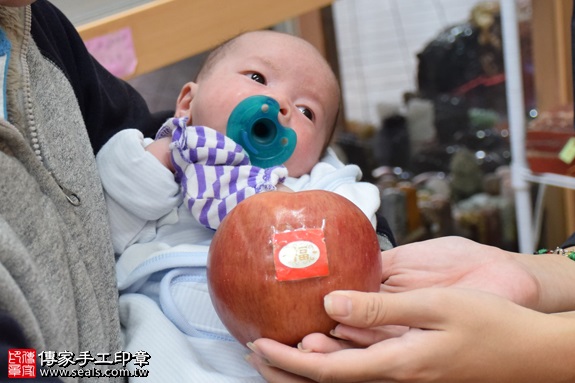 剃胎毛、滿月剃頭、嬰兒剃頭、嬰兒理髮、嬰兒剃髮、嬰兒剃胎毛、嬰兒滿月剃頭、寶寶剃頭、剃胎毛儀式、剃胎毛吉祥話、滿月剃頭儀式、滿月剃頭吉祥話、寶寶剃胎毛、寶寶滿月剃頭理髮、新北永和區剃胎毛、新北永和區滿月剃頭、新北永和區嬰兒剃頭剃胎毛、新北永和區嬰兒理髮、新北永和區嬰兒剃髮、吳寶寶(新北永和區嬰兒寶寶滿月剃頭理髮、免費嬰兒剃胎毛儀式吉祥話)。中國風會場，爸媽寶貝免費穿「日中韓」古裝禮服。專業拍照、DVD光碟、證書。★購買「臍帶章、肚臍章、胎毛筆刷印章」贈送：剃頭、收涎、抓周，三選一。2016.11.27 照片8