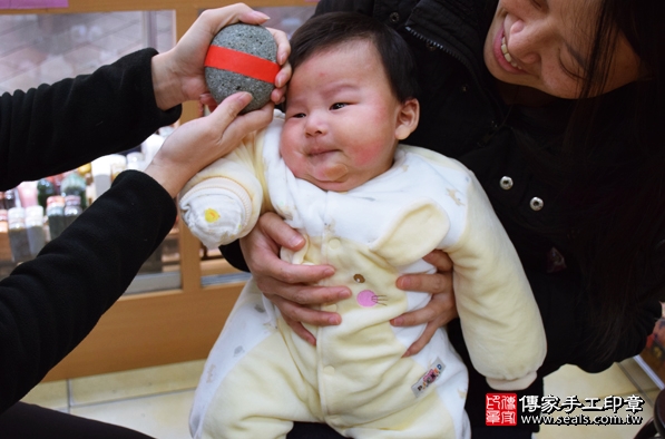 剃胎毛、滿月剃頭、嬰兒剃頭、嬰兒理髮、嬰兒剃髮、嬰兒剃胎毛、嬰兒滿月剃頭、寶寶剃頭、剃胎毛儀式、剃胎毛吉祥話、滿月剃頭儀式、滿月剃頭吉祥話、寶寶剃胎毛、寶寶滿月剃頭理髮、新北永和區剃胎毛、新北永和區滿月剃頭、新北永和區嬰兒剃頭剃胎毛、新北永和區嬰兒理髮、新北永和區嬰兒剃髮、施寶寶(新北永和區嬰兒寶寶滿月剃頭理髮、免費嬰兒剃胎毛儀式吉祥話)。中國風會場，爸媽寶貝免費穿「日中韓」古裝禮服。專業拍照、DVD光碟、證書。★購買「臍帶章、肚臍章、胎毛筆刷印章」贈送：剃頭、收涎、抓周，三選一。2016.03.01 照片6