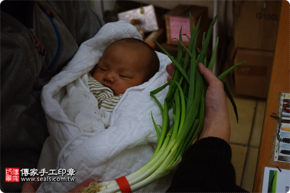 剃胎毛、滿月剃頭、嬰兒剃頭、嬰兒理髮、嬰兒剃髮、嬰兒剃胎毛、嬰兒滿月剃頭、寶寶剃頭、剃胎毛儀式、剃胎毛吉祥話、滿月剃頭儀式、滿月剃頭吉祥話、寶寶剃胎毛、寶寶滿月剃頭理髮、新北永和區剃胎毛、新北永和區滿月剃頭、新北永和區嬰兒剃頭剃胎毛、新北永和區嬰兒理髮、新北永和區嬰兒剃髮、林寶寶(新北永和區嬰兒寶寶滿月剃頭理髮、免費嬰兒剃胎毛儀式吉祥話)。中國風會場，爸媽寶貝免費穿「日中韓」古裝禮服。專業拍照、DVD光碟、證書。★購買「臍帶章、肚臍章、胎毛筆刷印章」贈送：剃頭、收涎、抓周，三選一。2016.12.17 照片10