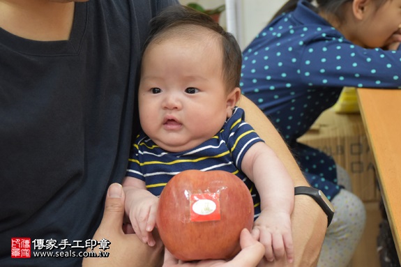 剃胎毛、滿月剃頭、嬰兒剃頭、嬰兒理髮、嬰兒剃髮、嬰兒剃胎毛、嬰兒滿月剃頭、寶寶剃頭、剃胎毛儀式、剃胎毛吉祥話、滿月剃頭儀式、滿月剃頭吉祥話、寶寶剃胎毛、寶寶滿月剃頭理髮、新北永和區剃胎毛、新北永和區滿月剃頭、新北永和區嬰兒剃頭剃胎毛、新北永和區嬰兒理髮、新北永和區嬰兒剃髮、余寶寶(新北永和區嬰兒寶寶滿月剃頭理髮、免費嬰兒剃胎毛儀式吉祥話)。中國風會場，爸媽寶貝免費穿「日中韓」古裝禮服。專業拍照、DVD光碟、證書。★購買「臍帶章、肚臍章、胎毛筆刷印章」贈送：剃頭、收涎、抓周，三選一。2017.04.09 照片9