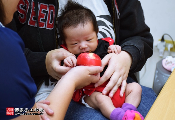 剃胎毛、滿月剃頭、嬰兒剃頭、嬰兒理髮、嬰兒剃髮、嬰兒剃胎毛、嬰兒滿月剃頭、寶寶剃頭、剃胎毛儀式、剃胎毛吉祥話、滿月剃頭儀式、滿月剃頭吉祥話、寶寶剃胎毛、寶寶滿月剃頭理髮、新竹香山區剃胎毛、新竹香山區滿月剃頭、新竹香山區嬰兒剃頭剃胎毛、新竹香山區嬰兒理髮、新竹香山區嬰兒剃髮、李寶寶(新竹香山區嬰兒寶寶滿月剃頭理髮、免費嬰兒剃胎毛儀式吉祥話)。中國風會場，爸媽寶貝免費穿「日中韓」古裝禮服。專業拍照、DVD光碟、證書。★購買「臍帶章、肚臍章、胎毛筆刷印章」贈送：剃頭、收涎、抓周，三選一。2016.05.16  照片8