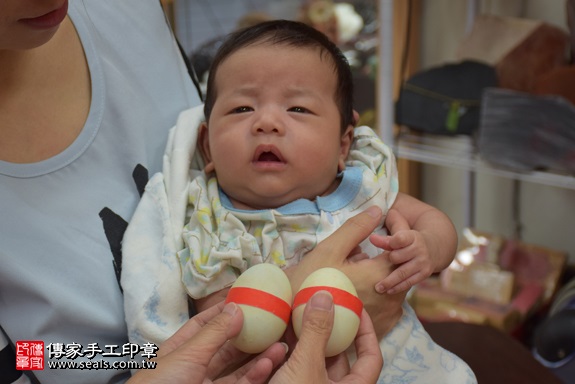 剃胎毛、滿月剃頭、嬰兒剃頭、嬰兒理髮、嬰兒剃髮、嬰兒剃胎毛、嬰兒滿月剃頭、寶寶剃頭、剃胎毛儀式、剃胎毛吉祥話、滿月剃頭儀式、滿月剃頭吉祥話、寶寶剃胎毛、寶寶滿月剃頭理髮、 新北市永和地區剃胎毛、新北市永和地區滿月剃頭、新北市永和地區嬰兒剃頭剃胎毛、新北市永和地區嬰兒理髮、新北市嬰兒剃髮、邱寶寶(新北永和區嬰兒寶寶滿月剃頭理髮、免費嬰兒剃胎毛儀式吉祥話)。中國風會場，爸媽寶貝免費穿「日中韓」古裝禮服。專業拍照、DVD光碟、證書。★購買「臍帶章、肚臍章、胎毛筆刷印章」贈送：剃頭、收涎、抓周，三選一。2017.09.30照片4