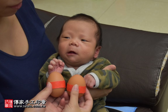 剃胎毛、滿月剃頭、嬰兒剃頭、嬰兒理髮、嬰兒剃髮、嬰兒剃胎毛、嬰兒滿月剃頭、寶寶剃頭、剃胎毛儀式、剃胎毛吉祥話、滿月剃頭儀式、滿月剃頭吉祥話、寶寶剃胎毛、寶寶滿月剃頭理髮、 新北市三重地區剃胎毛、新北市三重地區滿月剃頭、新北市三重地區嬰兒剃頭剃胎毛、新北市三重地區嬰兒理髮、新北市嬰兒剃髮、沈寶寶(新北三重區到府嬰兒寶寶滿月剃頭理髮、免費到府嬰兒剃胎毛儀式吉祥話)。到府剃頭剃胎毛主持、專業拍照、DVD光碟、證書。★購買「臍帶章、肚臍章、胎毛筆刷印章」贈送：剃頭、收涎、抓周，三選一。2017.11.17照片3