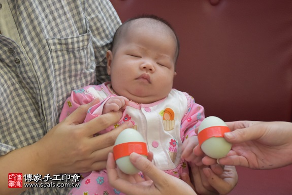 剃胎毛、滿月剃頭、嬰兒剃頭、嬰兒理髮、嬰兒剃髮、嬰兒剃胎毛、嬰兒滿月剃頭、寶寶剃頭、剃胎毛儀式、剃胎毛吉祥話、滿月剃頭儀式、滿月剃頭吉祥話、寶寶剃胎毛、寶寶滿月剃頭理髮、 桃園市桃園地區剃胎毛、桃園市桃園地區滿月剃頭、桃園市桃園地區嬰兒剃頭剃胎毛、桃園市桃園地區嬰兒理髮、桃園市嬰兒剃髮、梁寶寶(桃園桃園區到府嬰兒寶寶滿月剃頭理髮、免費到府嬰兒剃胎毛儀式吉祥話)。到府剃頭剃胎毛主持、專業拍照、DVD光碟、證書。★購買「臍帶章、肚臍章、胎毛筆刷印章」贈送：剃頭、收涎、抓周，三選一。2017.11.28照片4