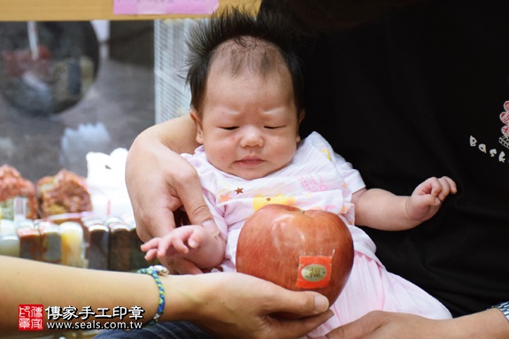 剃胎毛、滿月剃頭、嬰兒剃頭、嬰兒理髮、嬰兒剃髮、嬰兒剃胎毛、嬰兒滿月剃頭、寶寶剃頭、剃胎毛儀式、剃胎毛吉祥話、滿月剃頭儀式、滿月剃頭吉祥話、寶寶剃胎毛、寶寶滿月剃頭理髮、新北永和區剃胎毛、新北永和區滿月剃頭、新北永和區嬰兒剃頭剃胎毛、新北永和區嬰兒理髮、新北永和區嬰兒剃髮、周寶寶(新北永和區嬰兒寶寶滿月剃頭理髮、免費嬰兒剃胎毛儀式吉祥話)。中國風會場，爸媽寶貝免費穿「日中韓」古裝禮服。專業拍照、DVD光碟、證書。★購買「臍帶章、肚臍章、胎毛筆刷印章」贈送：剃頭、收涎、抓周，三選一。2016.07.23  照片8