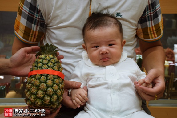 剃胎毛、滿月剃頭、嬰兒剃頭、嬰兒理髮、嬰兒剃髮、嬰兒剃胎毛、嬰兒滿月剃頭、寶寶剃頭、剃胎毛儀式、剃胎毛吉祥話、滿月剃頭儀式、滿月剃頭吉祥話、寶寶剃胎毛、寶寶滿月剃頭理髮、新北永和區剃胎毛、新北永和區滿月剃頭、新北永和區嬰兒剃頭剃胎毛、新北永和區嬰兒理髮、新北永和區嬰兒剃髮、萬寶寶(新北永和區嬰兒寶寶滿月剃頭理髮、免費嬰兒剃胎毛儀式吉祥話)。中國風會場，爸媽寶貝免費穿「日中韓」古裝禮服。專業拍照、DVD光碟、證書。★購買「臍帶章、肚臍章、胎毛筆刷印章」贈送：剃頭、收涎、抓周，三選一。2016.09.25 照片13