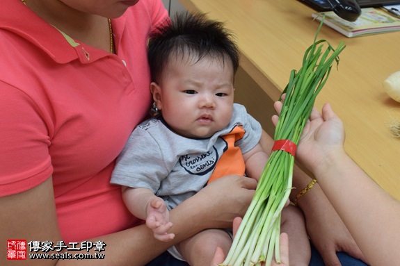 剃胎毛、滿月剃頭、嬰兒剃頭、嬰兒理髮、嬰兒剃髮、嬰兒剃胎毛、嬰兒滿月剃頭、寶寶剃頭、剃胎毛儀式、剃胎毛吉祥話、滿月剃頭儀式、滿月剃頭吉祥話、寶寶剃胎毛、寶寶滿月剃頭理髮、新竹香山區剃胎毛、新竹香山區滿月剃頭、新竹香山區嬰兒剃頭剃胎毛、新竹香山區嬰兒理髮、新竹香山區嬰兒剃髮、邱寶寶(新竹香山區嬰兒寶寶滿月剃頭理髮、免費嬰兒剃胎毛儀式吉祥話)。中國風會場，爸媽寶貝免費穿「日中韓」古裝禮服。專業拍照、DVD光碟、證書。★購買「臍帶章、肚臍章、胎毛筆刷印章」贈送：剃頭、收涎、抓周，三選一。2016.10.27 照片10