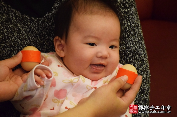 剃胎毛、滿月剃頭、嬰兒剃頭、嬰兒理髮、嬰兒剃髮、嬰兒剃胎毛、嬰兒滿月剃頭、寶寶剃頭、剃胎毛儀式、剃胎毛吉祥話、滿月剃頭儀式、滿月剃頭吉祥話、寶寶剃胎毛、寶寶滿月剃頭理髮、 新北汐止區剃胎毛、新北汐止區滿月剃頭、 新北汐止區嬰兒剃頭剃胎毛、新北汐止區嬰兒理髮、新北汐止區嬰兒剃髮、梁寶寶(新北汐止區到府嬰兒寶寶滿月剃頭理髮、免費到府嬰兒剃胎毛儀式吉祥話)。到府剃頭剃胎毛主持、專業拍照、DVD光碟、證書。★購買「臍帶章、肚臍章、胎毛筆刷印章」贈送：剃頭、收涎、抓周，三選一。2016.03.10 照片2