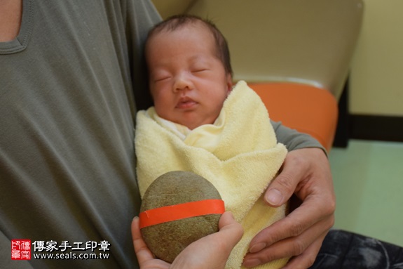 剃胎毛、滿月剃頭、嬰兒剃頭、嬰兒理髮、嬰兒剃髮、嬰兒剃胎毛、嬰兒滿月剃頭、寶寶剃頭、剃胎毛儀式、剃胎毛吉祥話、滿月剃頭儀式、滿月剃頭吉祥話、寶寶剃胎毛、寶寶滿月剃頭理髮、 新北新莊區剃胎毛、新北新莊區滿月剃頭、 新北新莊區嬰兒剃頭剃胎毛、新北新莊區嬰兒理髮、新北新莊區嬰兒剃髮、李寶寶(新北新莊區到府嬰兒寶寶滿月剃頭理髮、免費到府嬰兒剃胎毛儀式吉祥話)。到府剃頭剃胎毛主持、專業拍照、DVD光碟、證書。★購買「臍帶章、肚臍章、胎毛筆刷印章」贈送：剃頭、收涎、抓周，三選一。2017.03.15  照片7