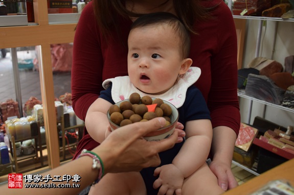 剃胎毛、滿月剃頭、嬰兒剃頭、嬰兒理髮、嬰兒剃髮、嬰兒剃胎毛、嬰兒滿月剃頭、寶寶剃頭、剃胎毛儀式、剃胎毛吉祥話、滿月剃頭儀式、滿月剃頭吉祥話、寶寶剃胎毛、寶寶滿月剃頭理髮、新北永和區剃胎毛、新北永和區滿月剃頭、新北永和區嬰兒剃頭剃胎毛、新北永和區嬰兒理髮、新北永和區嬰兒剃髮、施寶寶(新北永和區嬰兒寶寶滿月剃頭理髮、免費嬰兒剃胎毛儀式吉祥話)。中國風會場，爸媽寶貝免費穿「日中韓」古裝禮服。專業拍照、DVD光碟、證書。★購買「臍帶章、肚臍章、胎毛筆刷印章」贈送：剃頭、收涎、抓周，三選一。2017.05.11 照片7