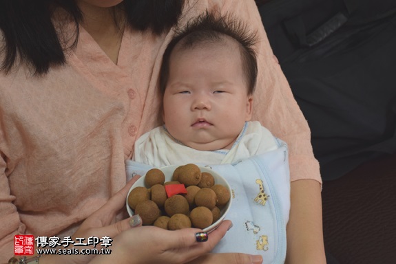 剃胎毛、滿月剃頭、嬰兒剃頭、嬰兒理髮、嬰兒剃髮、嬰兒剃胎毛、嬰兒滿月剃頭、寶寶剃頭、剃胎毛儀式、剃胎毛吉祥話、滿月剃頭儀式、滿月剃頭吉祥話、寶寶剃胎毛、寶寶滿月剃頭理髮、 新竹北區剃胎毛、新竹北區滿月剃頭、 新竹北區嬰兒剃頭剃胎毛、新竹北區嬰兒理髮、新竹北區嬰兒剃髮、黃寶寶(新竹北區到府嬰兒寶寶滿月剃頭理髮、免費到府嬰兒剃胎毛儀式吉祥話)。到府剃頭剃胎毛主持、專業拍照、DVD光碟、證書。★購買「臍帶章、肚臍章、胎毛筆刷印章」贈送：剃頭、收涎、抓周，三選一。2017.05.19  照片7