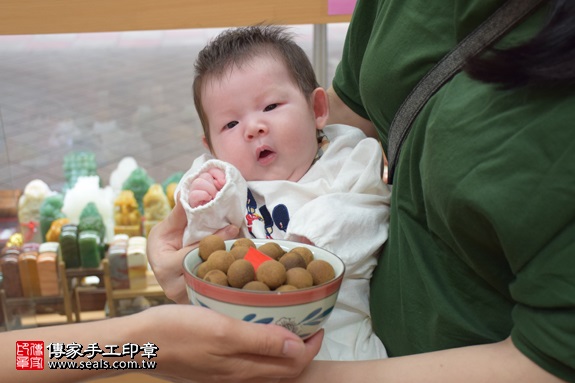 剃胎毛、滿月剃頭、嬰兒剃頭、嬰兒理髮、嬰兒剃髮、嬰兒剃胎毛、嬰兒滿月剃頭、寶寶剃頭、剃胎毛儀式、剃胎毛吉祥話、滿月剃頭儀式、滿月剃頭吉祥話、寶寶剃胎毛、寶寶滿月剃頭理髮、新北永和區剃胎毛、新北永和區滿月剃頭、新北永和區嬰兒剃頭剃胎毛、新北永和區嬰兒理髮、新北永和區嬰兒剃髮、沈寶寶(新北永和區嬰兒寶寶滿月剃頭理髮、免費嬰兒剃胎毛儀式吉祥話)。中國風會場，爸媽寶貝免費穿「日中韓」古裝禮服。專業拍照、DVD光碟、證書。★購買「臍帶章、肚臍章、胎毛筆刷印章」贈送：剃頭、收涎、抓周，三選一。2017.07.22 照片7