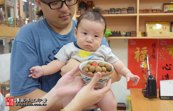 剃胎毛、滿月剃頭、嬰兒剃頭、嬰兒理髮、嬰兒剃髮、嬰兒剃胎毛、嬰兒滿月剃頭、寶寶剃頭、剃胎毛儀式、剃胎毛吉祥話、滿月剃頭儀式、滿月剃頭吉祥話、寶寶剃胎毛、寶寶滿月剃頭理髮、 新北市永和地區剃胎毛、新北市永和地區滿月剃頭、新北市永和地區嬰兒剃頭剃胎毛、新北市永和地區嬰兒理髮、新北市嬰兒剃髮、范寶寶(新北永和區嬰兒寶寶滿月剃頭理髮、免費嬰兒剃胎毛儀式吉祥話)。中國風會場，爸媽寶貝免費穿「日中韓」古裝禮服。專業拍照、DVD光碟、證書。★購買「臍帶章、肚臍章、胎毛筆刷印章」贈送：剃頭、收涎、抓周，三選一。2017.08.27照片7