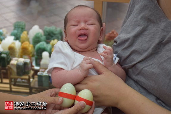 剃胎毛、滿月剃頭、嬰兒剃頭、嬰兒理髮、嬰兒剃髮、嬰兒剃胎毛、嬰兒滿月剃頭、寶寶剃頭、剃胎毛儀式、剃胎毛吉祥話、滿月剃頭儀式、滿月剃頭吉祥話、寶寶剃胎毛、寶寶滿月剃頭理髮、 新北市永和地區剃胎毛、新北市永和地區滿月剃頭、新北市永和地區嬰兒剃頭剃胎毛、新北市永和地區嬰兒理髮、新北市嬰兒剃髮、鄭寶寶(新北永和區嬰兒寶寶滿月剃頭理髮、免費嬰兒剃胎毛儀式吉祥話)。中國風會場，爸媽寶貝免費穿「日中韓」古裝禮服。專業拍照、DVD光碟、證書。★購買「臍帶章、肚臍章、胎毛筆刷印章」贈送：剃頭、收涎、抓周，三選一。2017.09.30照片4