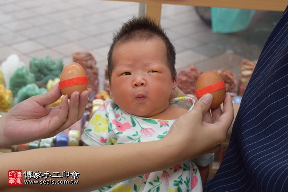 剃胎毛、滿月剃頭、嬰兒剃頭、嬰兒理髮、嬰兒剃髮、嬰兒剃胎毛、嬰兒滿月剃頭、寶寶剃頭、剃胎毛儀式、剃胎毛吉祥話、滿月剃頭儀式、滿月剃頭吉祥話、寶寶剃胎毛、寶寶滿月剃頭理髮、 新北市永和地區剃胎毛、新北市永和地區滿月剃頭、新北市永和地區嬰兒剃頭剃胎毛、新北市永和地區嬰兒理髮、新北市嬰兒剃髮、鄧寶寶(新北永和區嬰兒寶寶滿月剃頭理髮、免費嬰兒剃胎毛儀式吉祥話)。中國風會場，爸媽寶貝免費穿「日中韓」古裝禮服。專業拍照、DVD光碟、證書。★購買「臍帶章、肚臍章、胎毛筆刷印章」贈送：剃頭、收涎、抓周，三選一。2017.10.16照片3