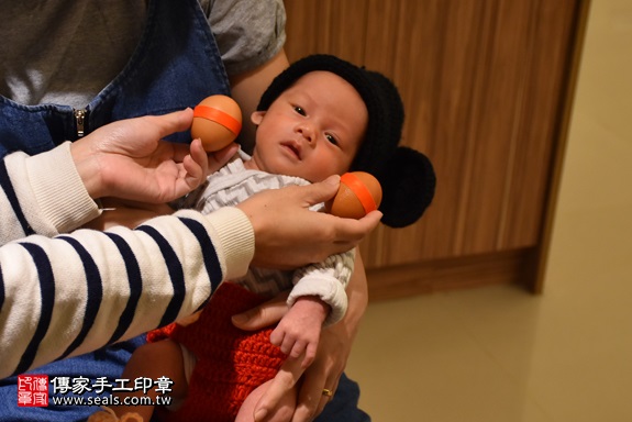 剃胎毛、滿月剃頭、嬰兒剃頭、嬰兒理髮、嬰兒剃髮、嬰兒剃胎毛、嬰兒滿月剃頭、寶寶剃頭、剃胎毛儀式、剃胎毛吉祥話、滿月剃頭儀式、滿月剃頭吉祥話、寶寶剃胎毛、寶寶滿月剃頭理髮、 台北市南港地區剃胎毛、台北市南港地區滿月剃頭、台北市南港地區嬰兒剃頭剃胎毛、台北市南港地區嬰兒理髮、台北市嬰兒剃髮、林寶寶(台北南港區到府嬰兒寶寶滿月剃頭理髮、免費到府嬰兒剃胎毛儀式吉祥話)。到府剃頭剃胎毛主持、專業拍照、DVD光碟、證書。★購買「臍帶章、肚臍章、胎毛筆刷印章」贈送：剃頭、收涎、抓周，三選一。2017.11.23照片3