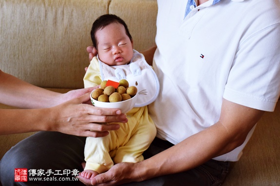 剃胎毛、滿月剃頭、嬰兒剃頭、嬰兒理髮、嬰兒剃髮、嬰兒剃胎毛、嬰兒滿月剃頭、寶寶剃頭、剃胎毛儀式、剃胎毛吉祥話、滿月剃頭儀式、滿月剃頭吉祥話、寶寶剃胎毛、寶寶滿月剃頭理髮、 台北萬華區剃胎毛、台北萬華區滿月剃頭、 台北萬華區嬰兒剃頭剃胎毛、台北萬華區嬰兒理髮、台北萬華區嬰兒剃髮、陳寶寶(台北萬華區到府嬰兒寶寶滿月剃頭理髮、免費到府嬰兒剃胎毛儀式吉祥話)。到府剃頭剃胎毛主持、專業拍照、DVD光碟、證書。★購買「臍帶章、肚臍章、胎毛筆刷印章」贈送：剃頭、收涎、抓周，三選一。2016.08.06  照片8